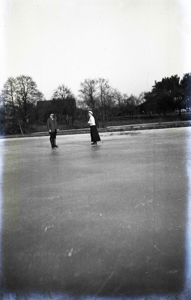 1900-1907 ca CHRISSY CROIL (m. Vlasto) PHOTOGRAPHS OF CROIL AND MITCHELL FAMILY Unidentified pair scating In or near Milwaukee or the St Lawrence River near Montreal 01.jpg